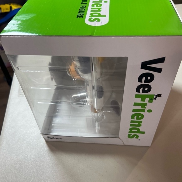 Brand New VeeFriends Gary Vaynerchuk Common Sense Cow Collectible Figure - Picture 3 of 6